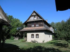 una vecchia casa in mezzo a un cortile di Ethno Village Stara Lonja a Lonja