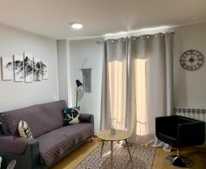 Ein Sitzbereich in der Unterkunft Apartamentos Maladeta