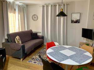 Ein Sitzbereich in der Unterkunft Apartamentos Maladeta