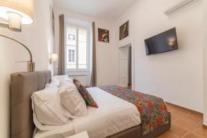 a bedroom with a bed and a flat screen tv at Appartamento Via Genova in Rome