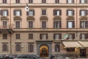 un gran edificio con coches estacionados frente a él en Appartamento Via Genova, en Roma