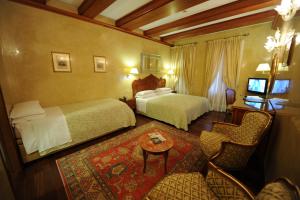 A bed or beds in a room at Hotel Bisanzio