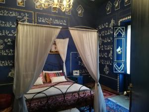 1 dormitorio con 1 cama con dosel en Mirabilia Arab House en Mazara del Vallo