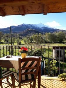 - une table et des chaises sur une terrasse avec vue sur les montagnes dans l'établissement Bed and Breakfast Ca D'Pandin, à Peveragno