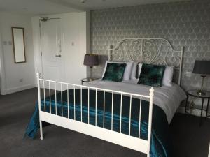 Postel nebo postele na pokoji v ubytování Lamlash Bay Hotel