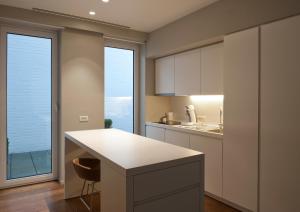 科特赖克Studio K的带柜台的厨房和2扇大窗户