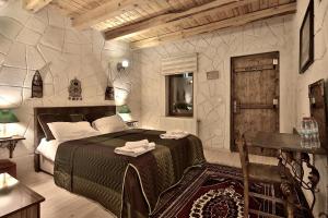 1 dormitorio con 1 cama con toallas en Days inn Cappadocia, en Göreme
