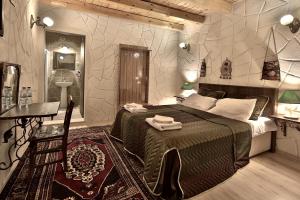 um quarto com uma cama grande com uma mesa e uma mesa; em Days inn Cappadocia em Goreme