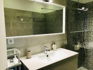 La salle de bains est pourvue d'un lavabo et d'un miroir. dans l'établissement Casa Marcelino, à Tavira