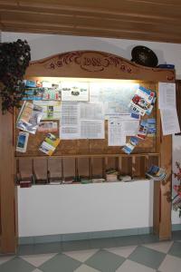 eine Ausstellung von Büchern an einer Wand in einem Raum in der Unterkunft Appartementhaus Moos in Lam