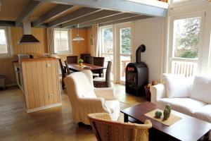 Kuchyň nebo kuchyňský kout v ubytování SATAMA Sauna Resort & SPA
