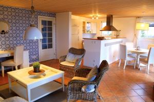 Kuchyň nebo kuchyňský kout v ubytování SATAMA Sauna Resort & SPA