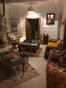 sala de estar con sofá y mesa en Riad Dar Zioui, en Marrakech