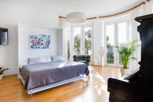 een slaapkamer met een bed en een piano bij Villa Paulina in Dubrovnik +137 foto's