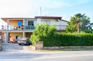 een huis met een auto ervoor geparkeerd bij Adria in Umag