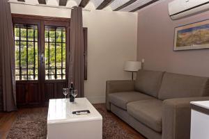 A seating area at Los Ojos de la Mora Apartamentos Boutique