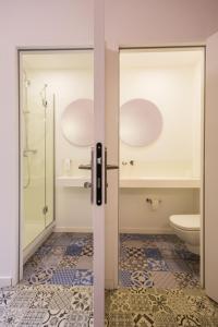 La salle de bains est pourvue d'une douche et de toilettes. dans l'établissement JO&JOE Hossegor, à Hossegor