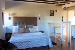 A bed or beds in a room at Los Ojos de la Mora Apartamentos Boutique