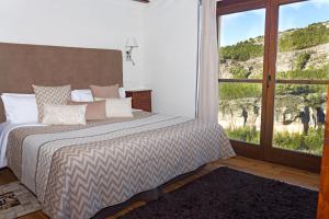 A bed or beds in a room at Los Ojos de la Mora Apartamentos Boutique