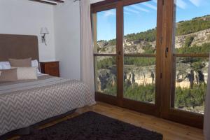 A bed or beds in a room at Los Ojos de la Mora Apartamentos Boutique