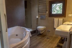 A bathroom at Los Ojos de la Mora Apartamentos Boutique