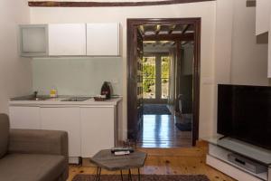A television and/or entertainment centre at Los Ojos de la Mora Apartamentos Boutique