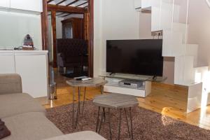 A television and/or entertainment centre at Los Ojos de la Mora Apartamentos Boutique