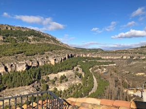 vistas a un valle con árboles y montañas en Los Ojos de la Mora Apartamentos Boutique, en Cuenca