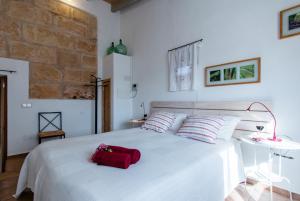 Ένα ή περισσότερα κρεβάτια σε δωμάτιο στο Country House Son Rebassa +16 φωτογραφίες