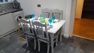 コンウィにある58, Cadnant Parkの白いテーブル(椅子、青いメガネ付)