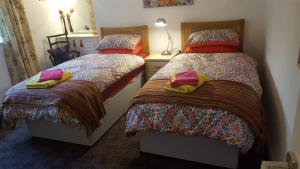 コンウィにある58, Cadnant Parkのベッドルーム1室(ベッド2台、毛布、枕付)
