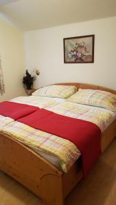 سرير أو أسرّة في غرفة في Haus Gabriele