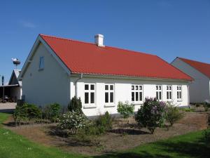 a white house with a blue roof and a white house at Sysselbjerg Bed & Breakfast in Almind