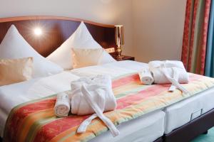 2 Handtücher auf einem Bett in einem Hotelzimmer in der Unterkunft Stadthotel Stern in Wismar