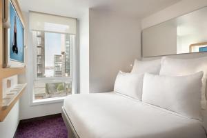 Postel nebo postele na pokoji v ubytování YOTEL Boston