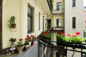 ブダペストにあるHouse at the corner of Blunt-Angel - Authenticの建物の横に鉢植えの花が咲くバルコニー
