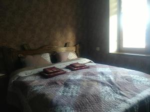 リヴィウにあるMagnificent apartment in Central Lvivのベッドルーム1室(ベッド1台、タオル2枚付)