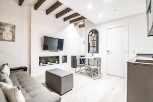 Posezení v ubytování Cozy and modern apartment for 4 in Madrid