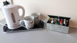 Příslušenství pro přípravu čaje a kávy v ubytování The Fame
