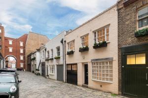 Gallery image of ALTIDO Stylish 3 bed mews house with patio in Marylebone in London