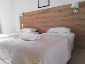 A bed or beds in a room at The Mathraki Studios Még 33 kép