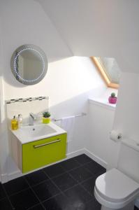 Koupelna v ubytování Lurach House + 26 fotografií