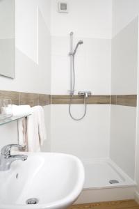 a white bathroom with a tub and a sink at Ferienwohnungen Schlei 42 in Schleswig