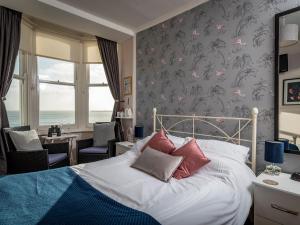 Кровать или кровати в номере Channel View Guest House