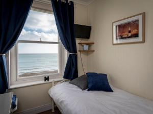 Кровать или кровати в номере Channel View Guest House