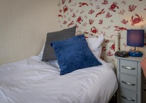 Кровать или кровати в номере Channel View Guest House