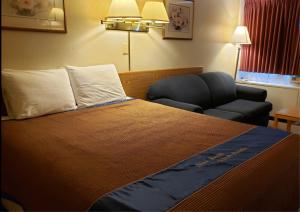 Un pat sau paturi într-o cameră la SkyView Swift Current