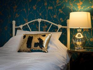 Кровать или кровати в номере Channel View Guest House