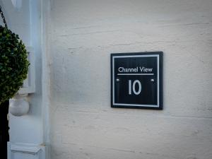 Сертификат, награда, вывеска или другой документ, выставленный в Channel View Guest House