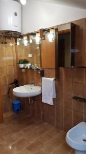 ein Bad mit einem Waschbecken und einem WC in der Unterkunft Happy House in Coppito